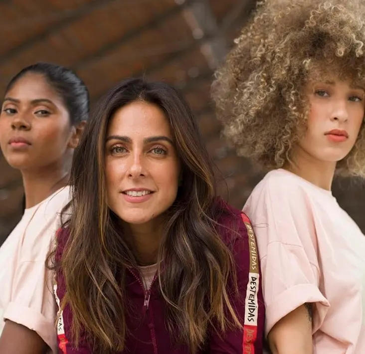 Carol Barcellos ao lado das participantes da ONG Destemidas Complexo da Maré