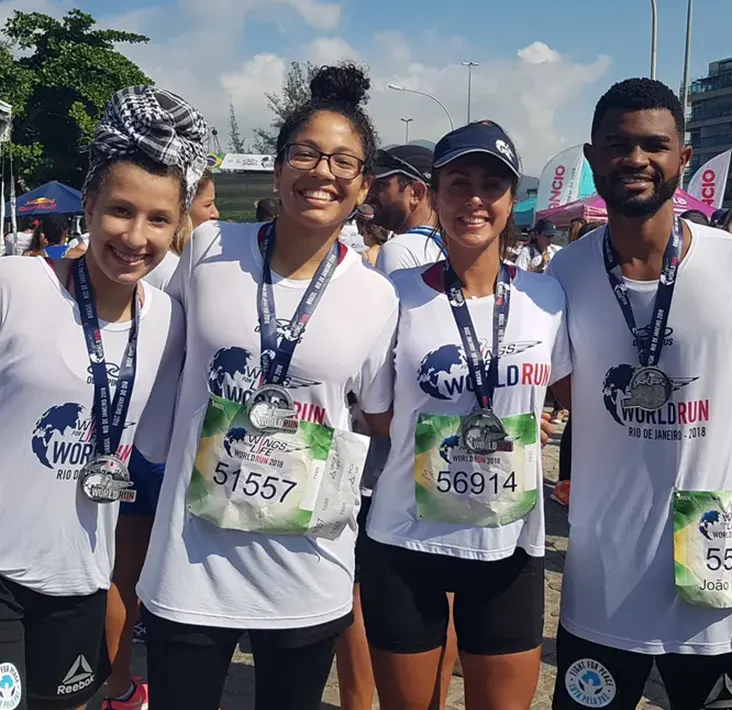 Atletas da ONG Destemidas comemorando após corrida no Rio de Janeiro.
