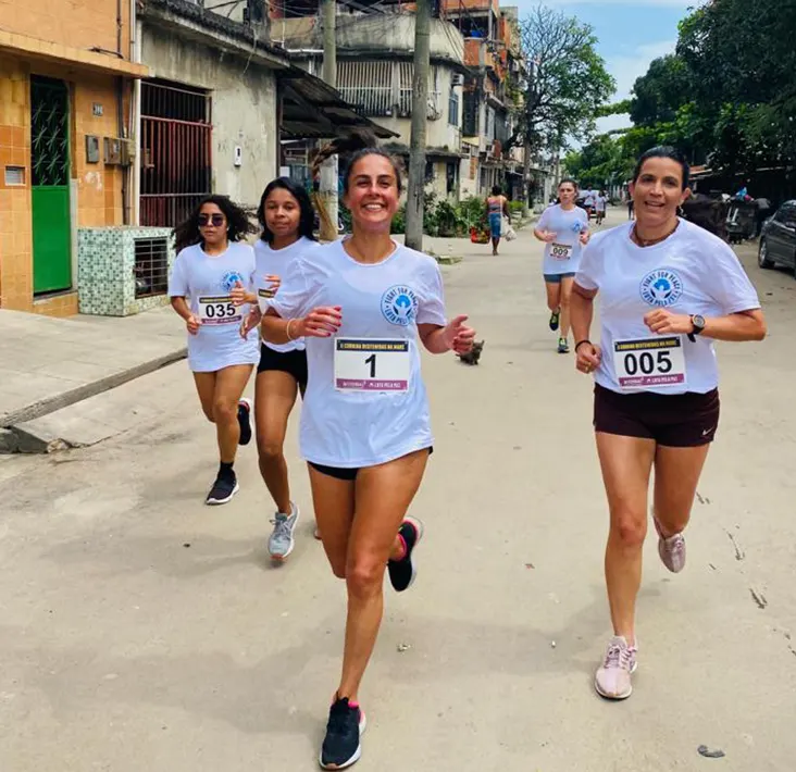 Mulheres correndo pelas ruas do Complexo da Maré com o projeto ONG Destemidas