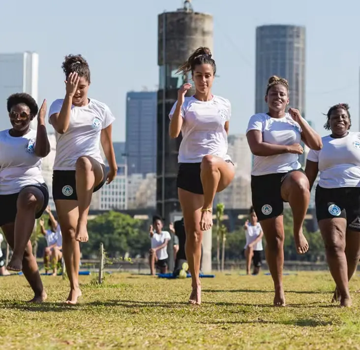 Mulheres da ONG Destemidas correndo ao ar livre no Rio de Janeiro