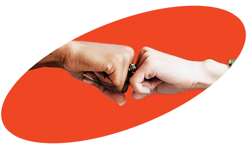 Mãos unidas simbolizando união e coragem entre mulheres da ONG Destemidas Complexo da Maré