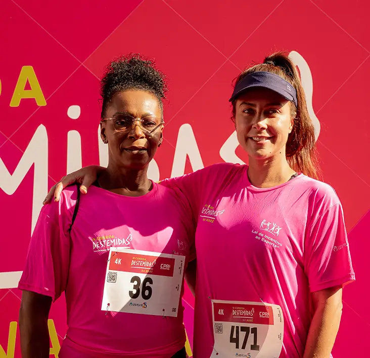 Carol Barcellos ao lado de participante do Destemidas durante corrida no Rio de Janeiro