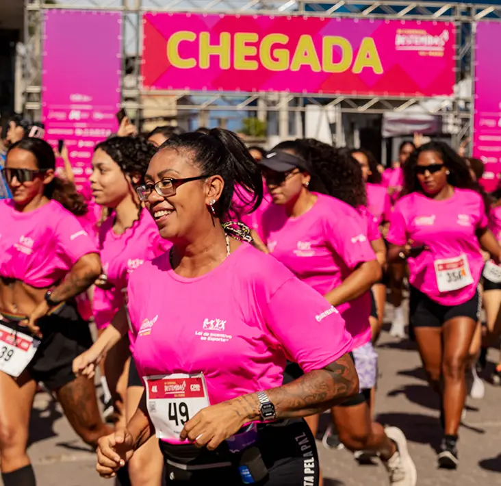 Mulheres do projeto Destemidas participando de corrida no Complexo da Maré, no Rio de Janeiro