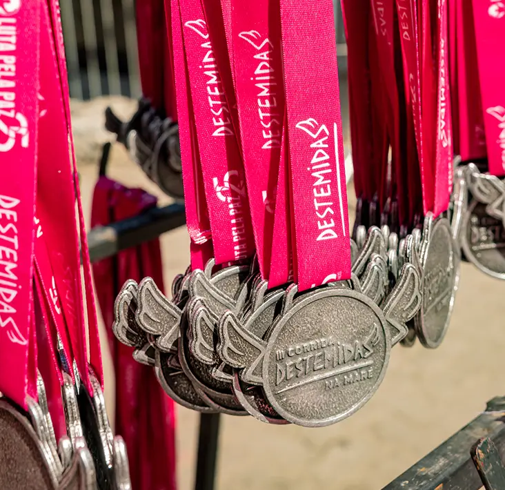 Medalhas de corrida do projeto Destemidas no Complexo da Maré, Rio de Janeiro