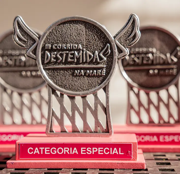 Prêmio entregue pelo projeto Destemidas às participantes da corrida no Complexo da Maré, Rio de Janeiro