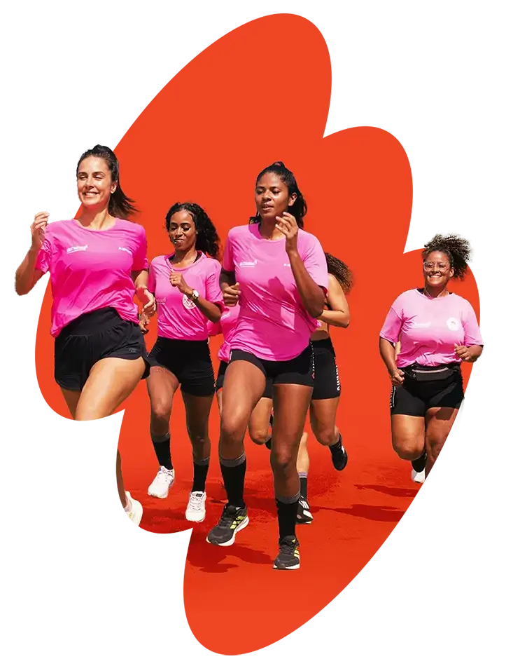 Mulheres da ONG Destemidas Complexo da Maré participando de treino de corrida no Rio de Janeiro